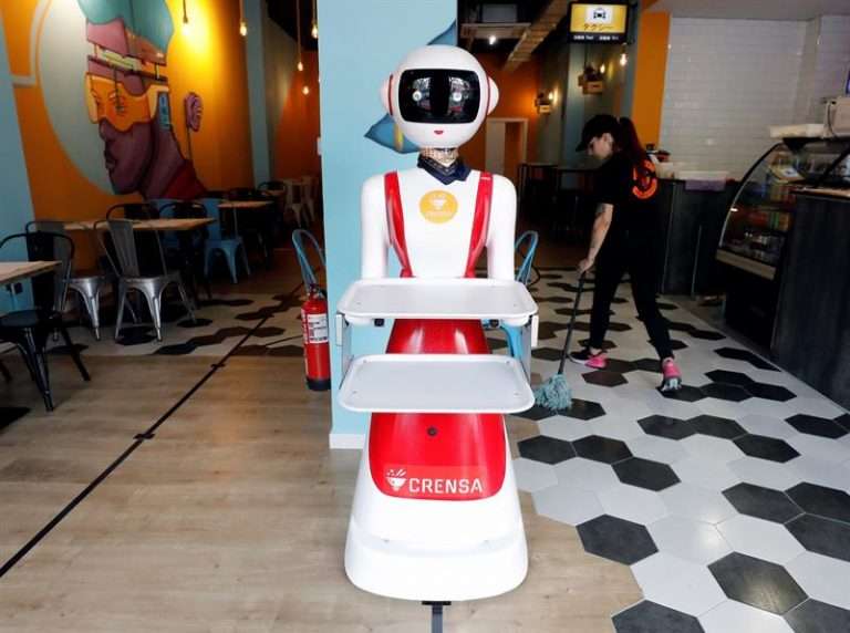 El camarero de carne y hueso, imbatible ante el lento avance de los robots humanoides