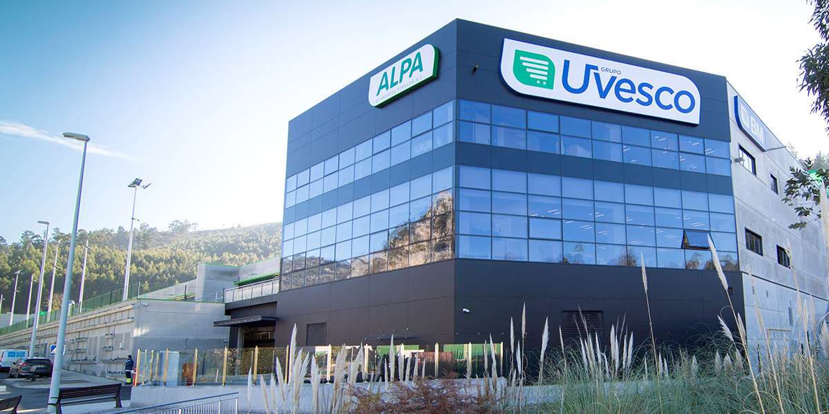 La CNMC autoriza en primera fase la compra de 31 supermercados HIBER por parte de UVESCO