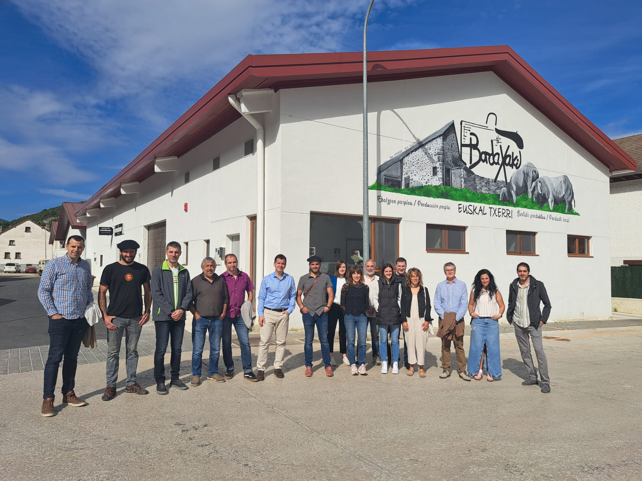 La apertura de un establecimiento de productos de porcino Euskal Txerri y de un supermercado elevan a seis los proyectos locales impulsados desde el centro de emprendimiento de Ochagavía