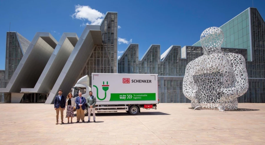 DB SCHENKER presenta el primer vehículo eléctrico de su flota en Zaragoza