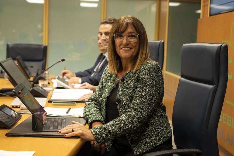 La consejera Barredo ha marcado ante el Parlamento retos como la actualización de la Ley agraria y alimentaria, y su ajuste a normas de la Política Agrícola Común de la UE